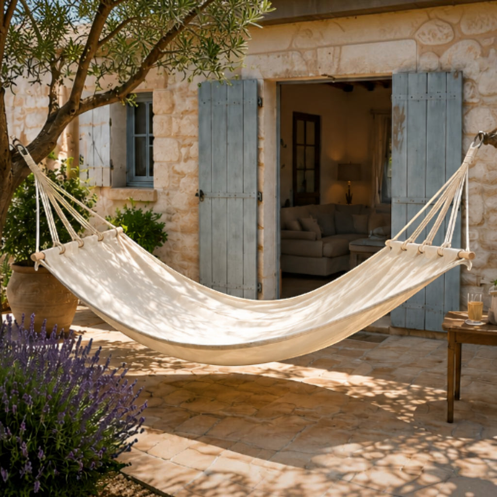 Hamac blanc épuré – barres bois blanc et toile monochrome